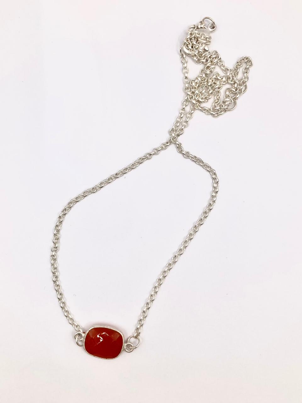 Ónix rojo con Cadena de acero plateada