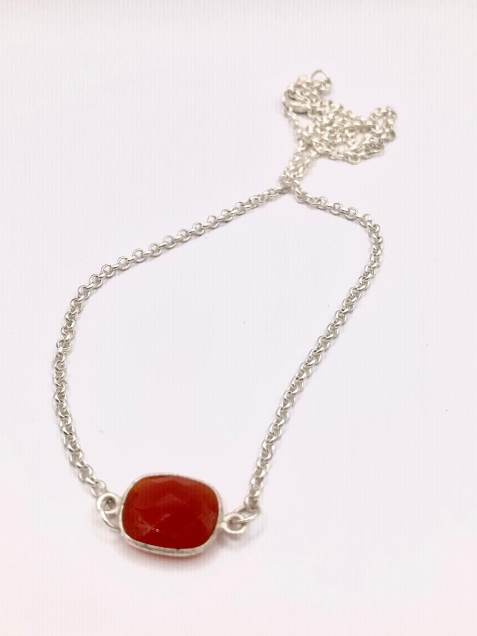 Ónix rojo con Cadena de acero plateada