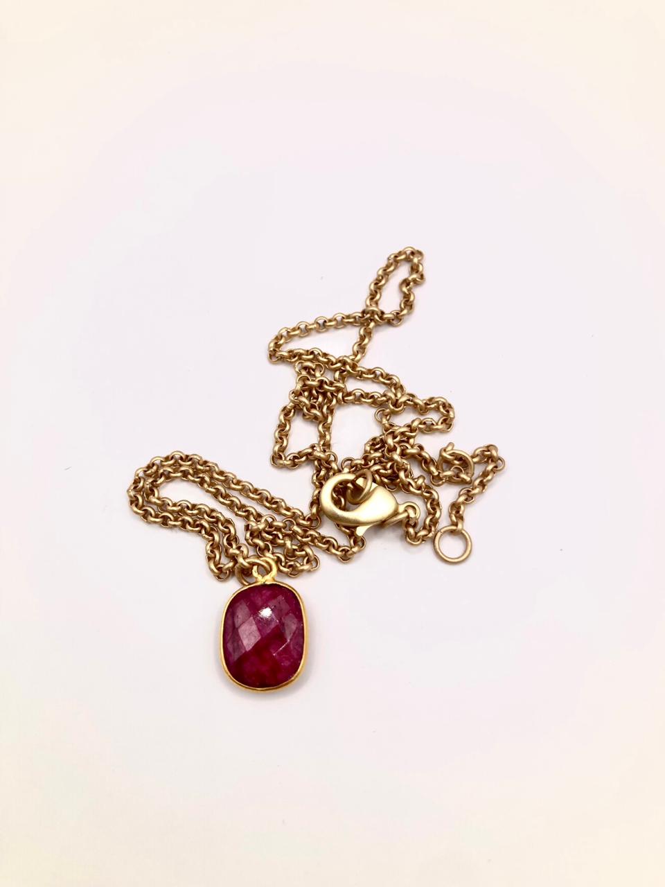 Rubí con Cadena de acero dorada
