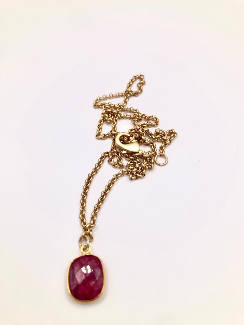 Rubí con Cadena de acero dorada