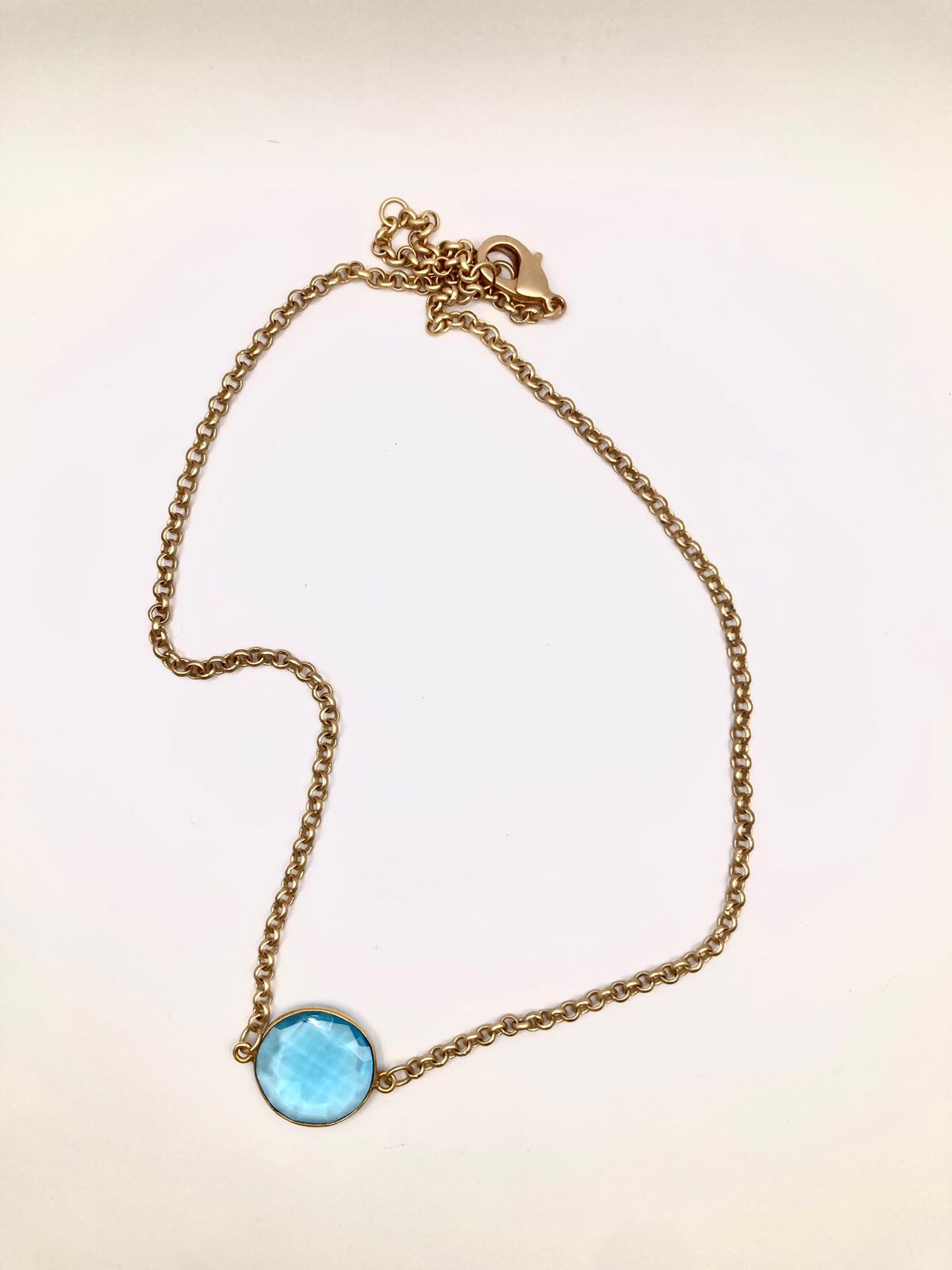 Blue Topaz con Cadena de acero Dorada
