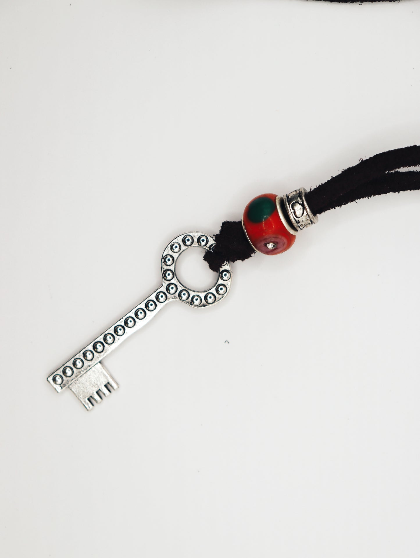 Collar de Gamuza con Llave colgante