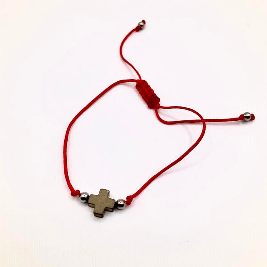 Pulsera Cruz con hilo rojo