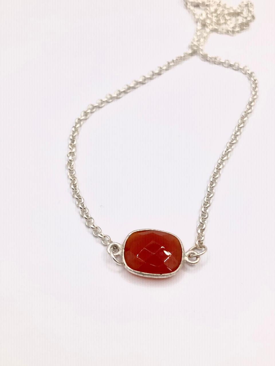 Ónix rojo con Cadena de acero plateada