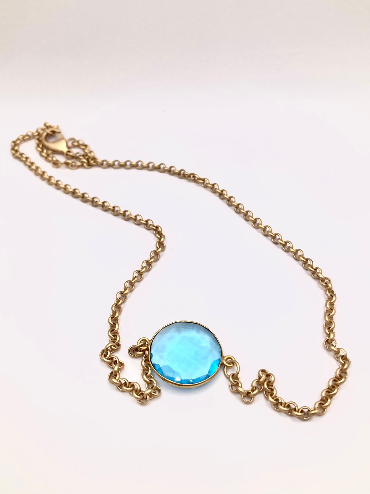 Blue Topaz con Cadena de acero Dorada