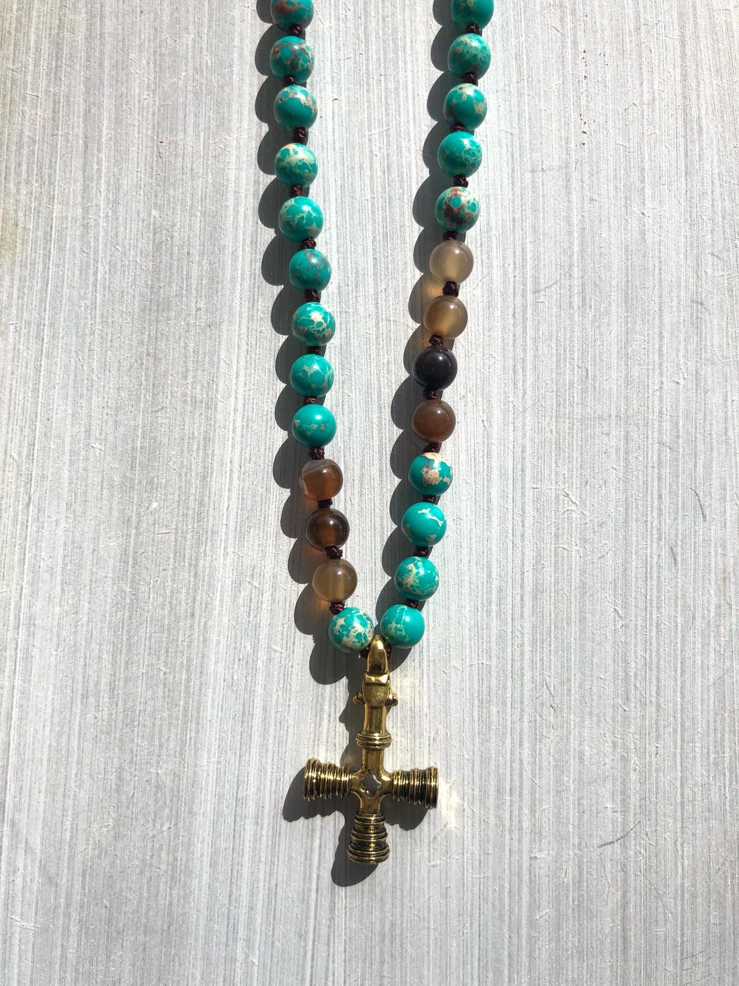 Collar Turquesa con Dije de Cruz