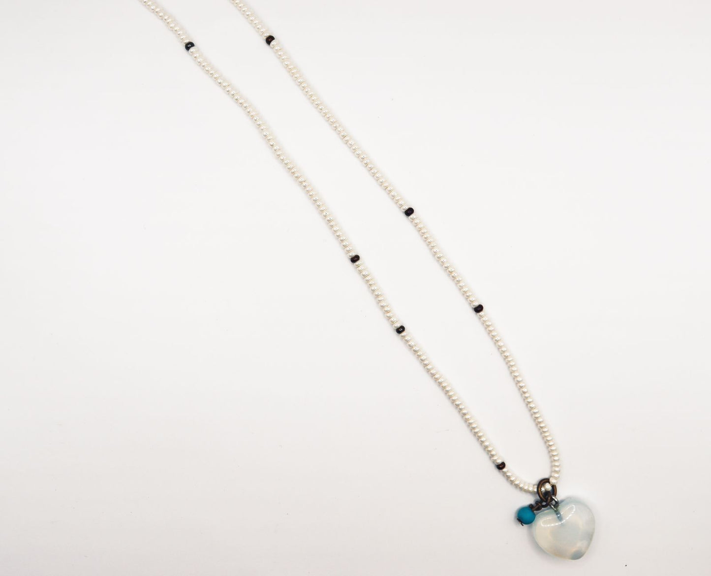 Collar de chaquira con dije de Corazón