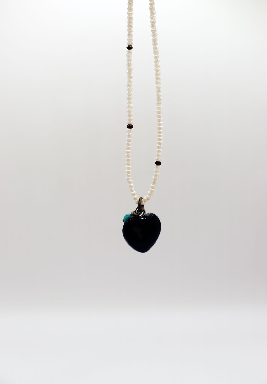Collar de chaquira con dije de Corazón