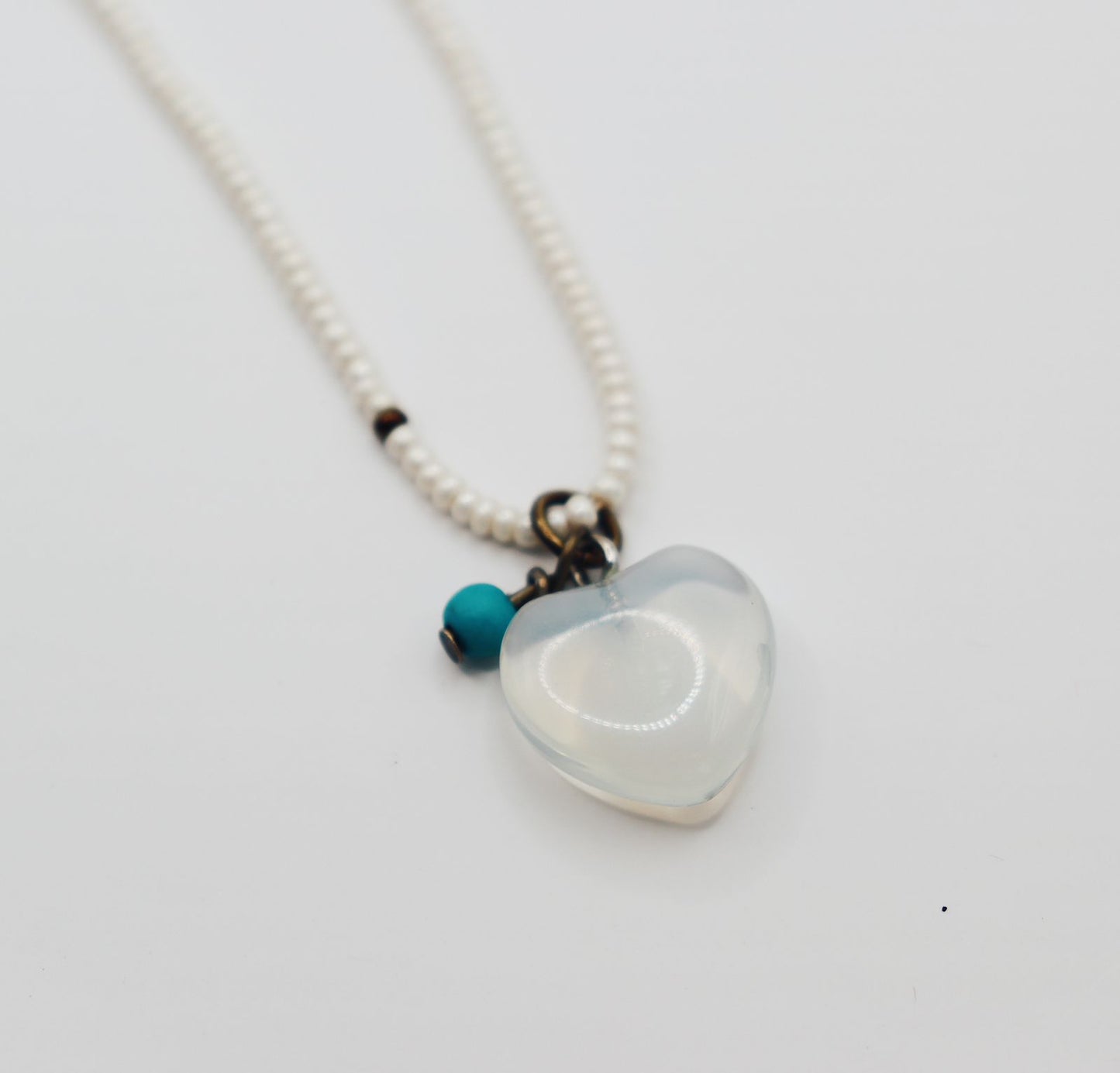Collar de chaquira con dije de Corazón