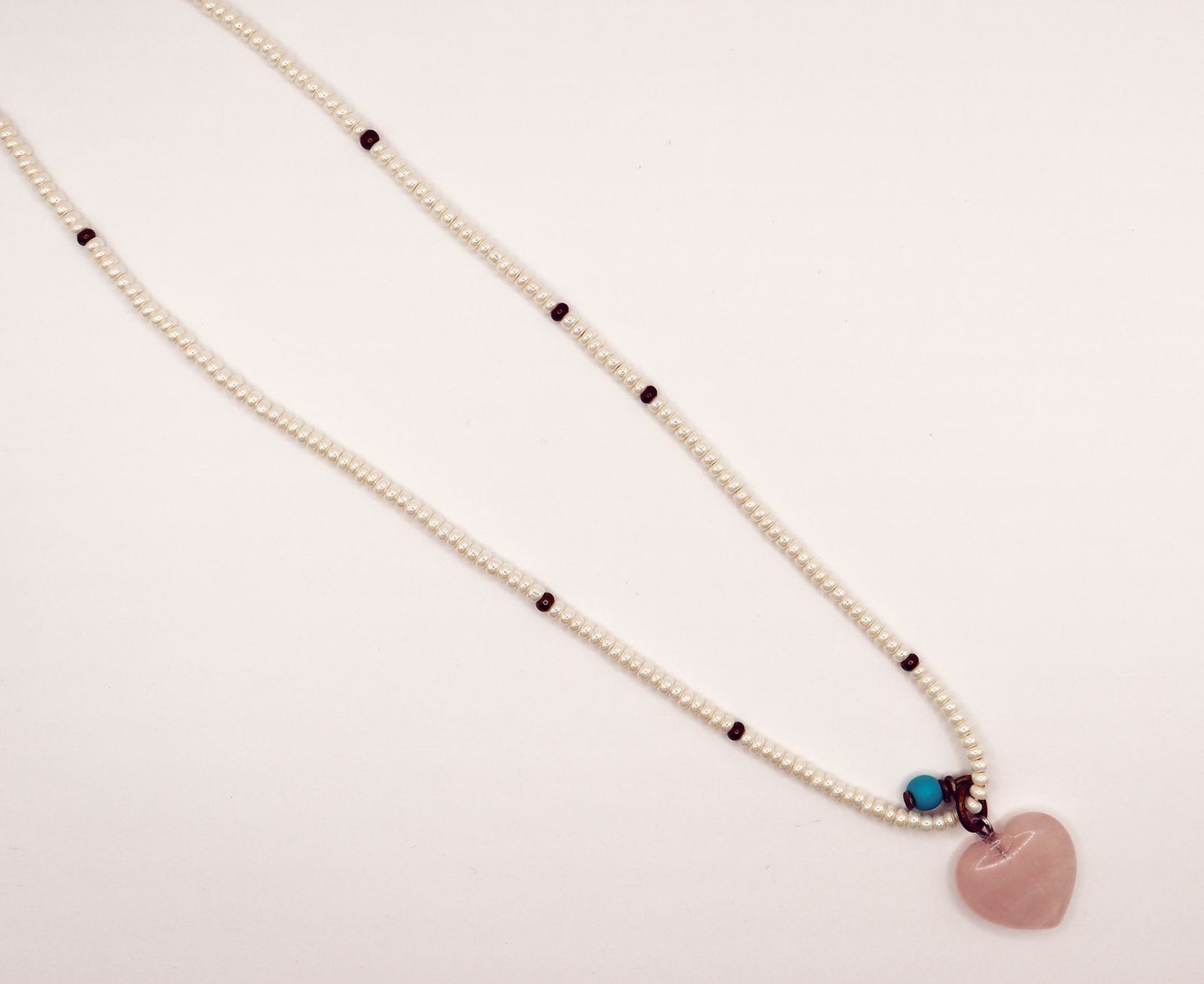 Collar de chaquira con dije de Corazón