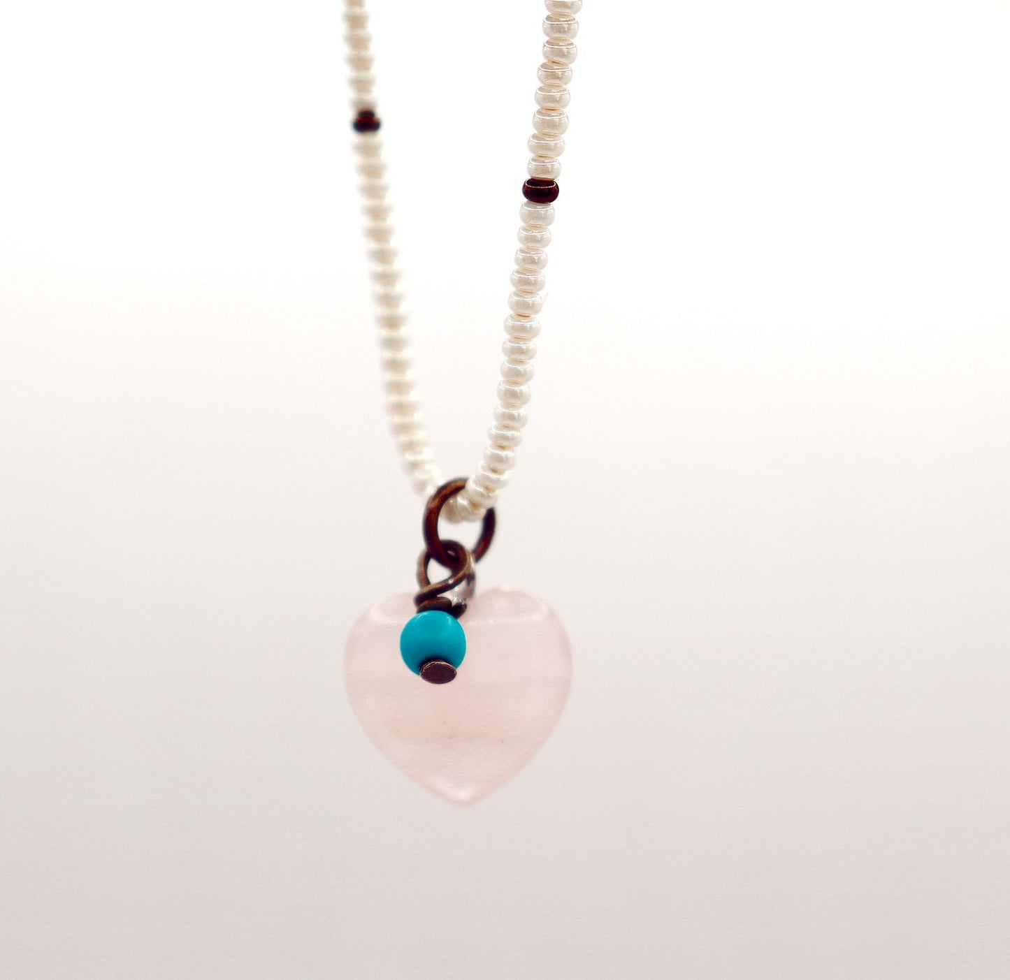 Collar de chaquira con dije de Corazón