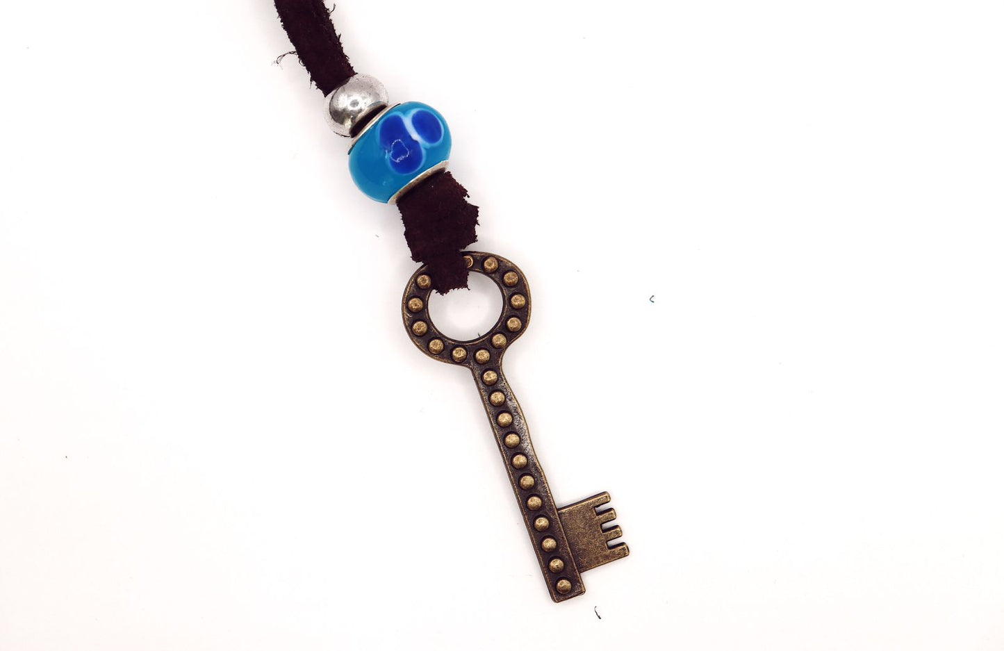 Collar de Gamuza con Llave colgante