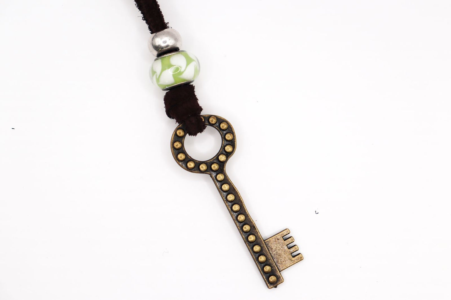 Collar de Gamuza con Llave colgante