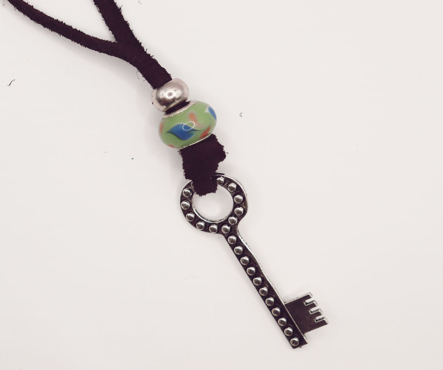 Collar de Gamuza con Llave colgante